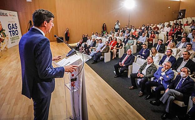 El vicepresidente Juan Marín se dirige a los asistentes a la gala de entrega de premios. 