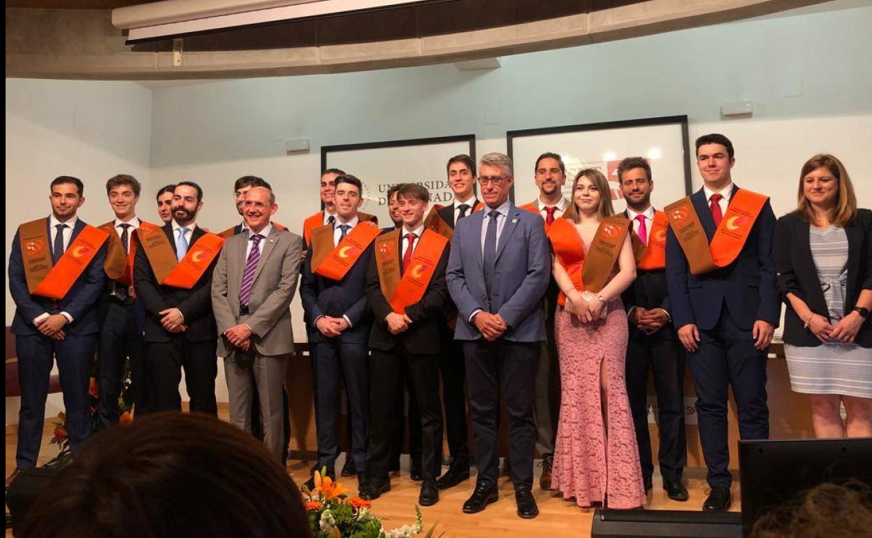 Los trece graduados, en la ceremonia.