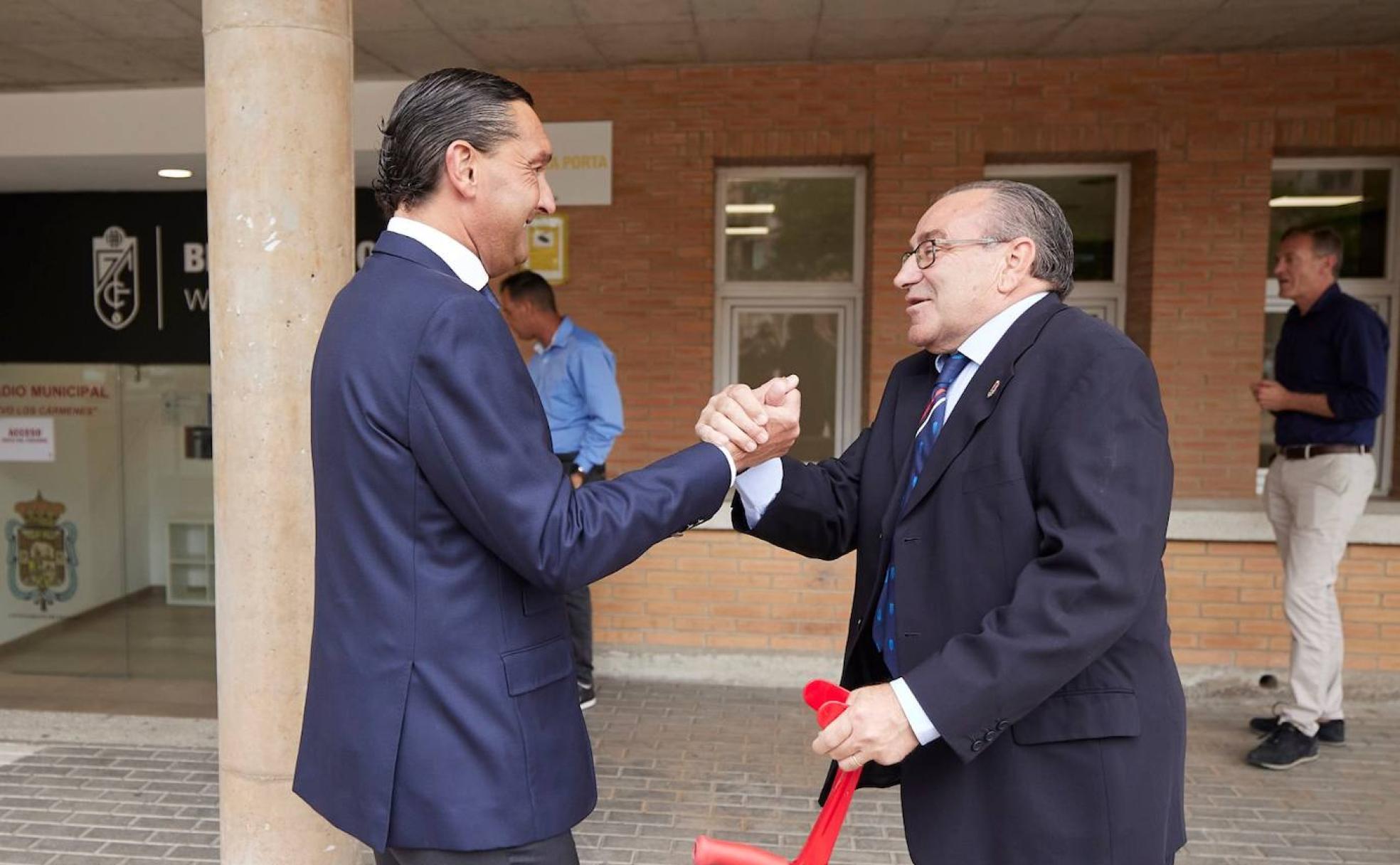 Alfredo García Amado se saluda en Los Cármenes con Pepe Macanás, toda una institución del club rojiblanco. 
