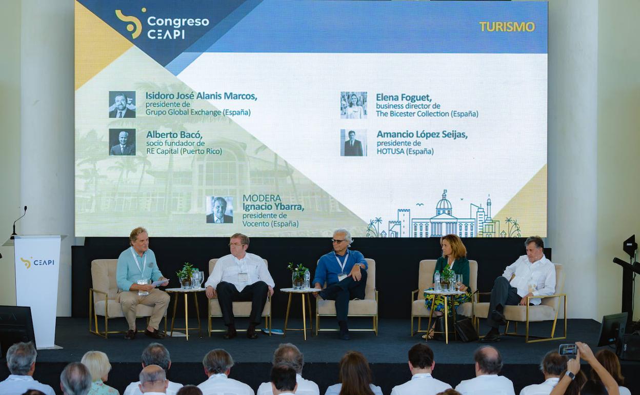 El presidente de Vocento, Ignacio Ybarra (izda.), en la moderación del foro turístico en CEAPI. 