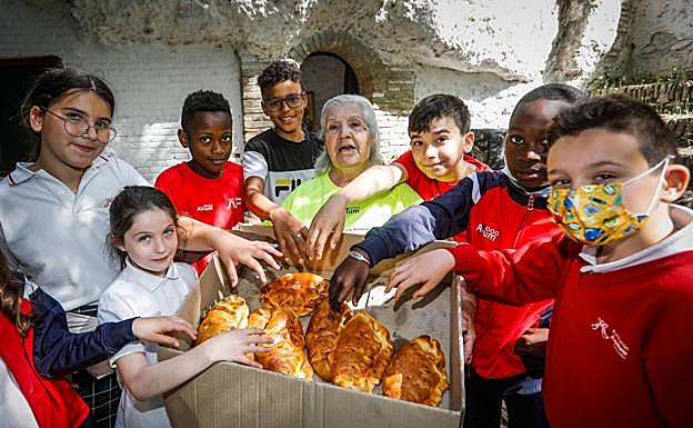 El recreo más dulce. Las tortas que vende la Mari han alimentado a varias generaciones de granadinos. 