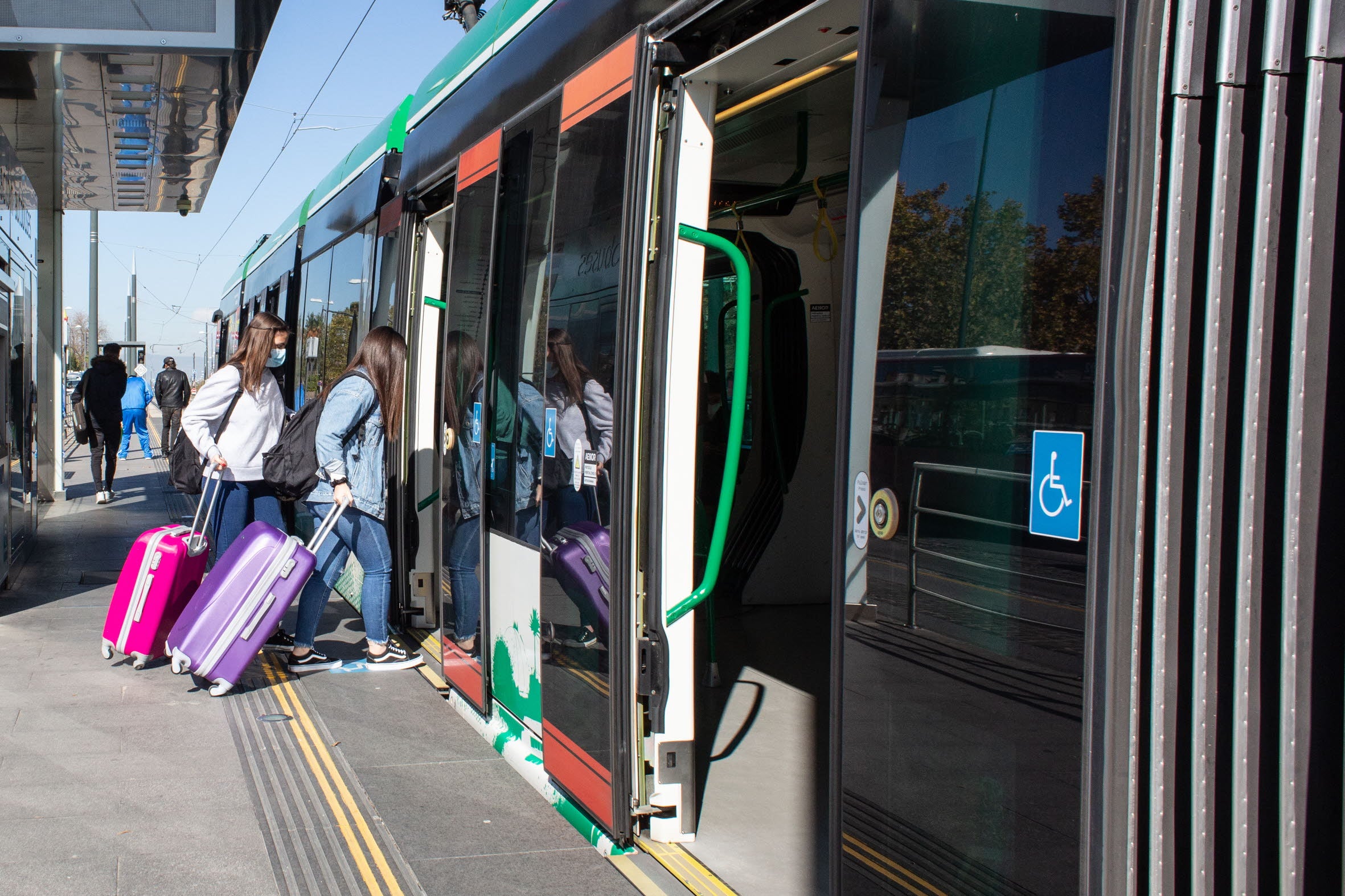 Pasajeros suben al metro en Granada.