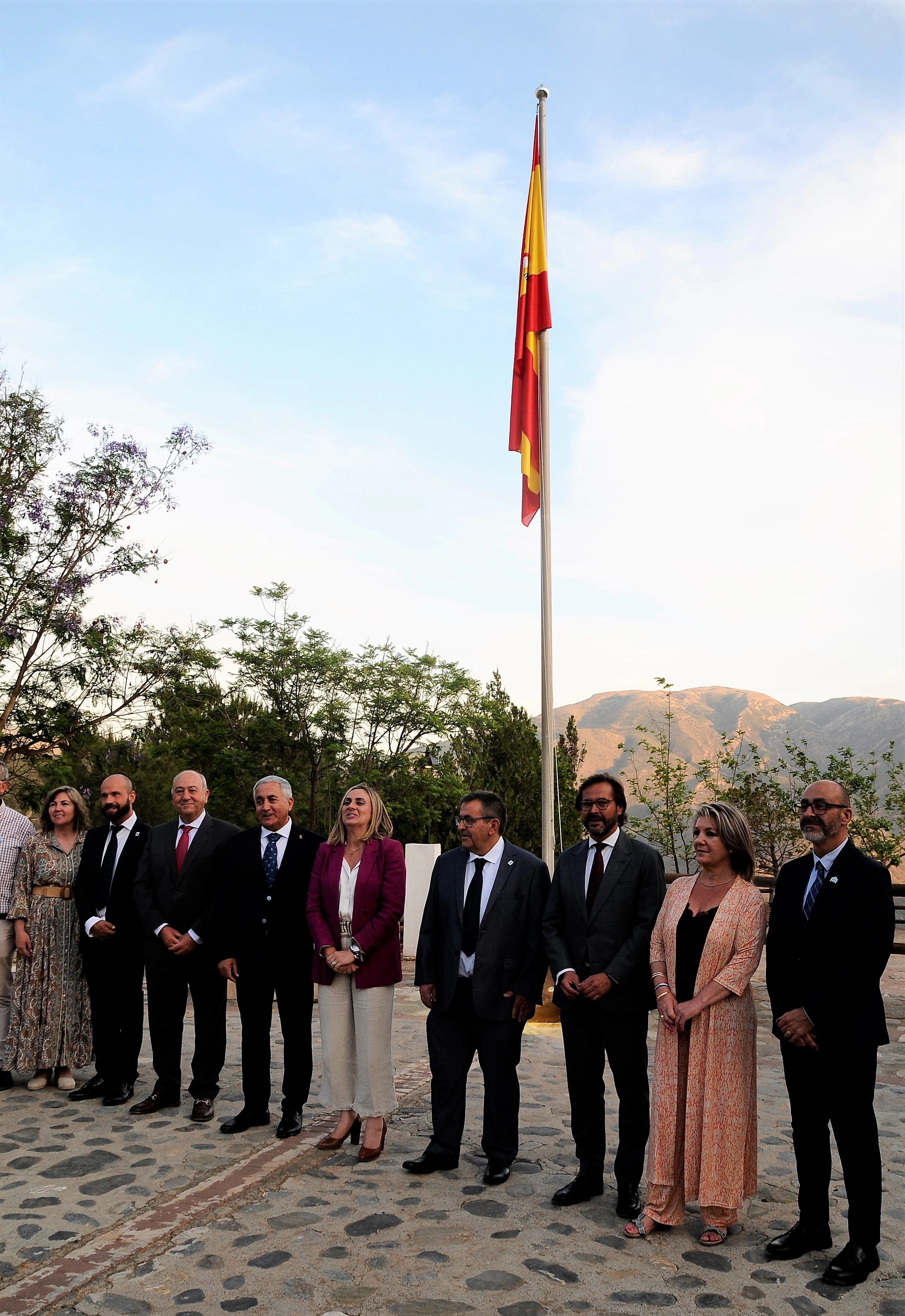 El MADOC asiste al acto de colocación de una Bandera de España en el mirador del municipio alpujarreño