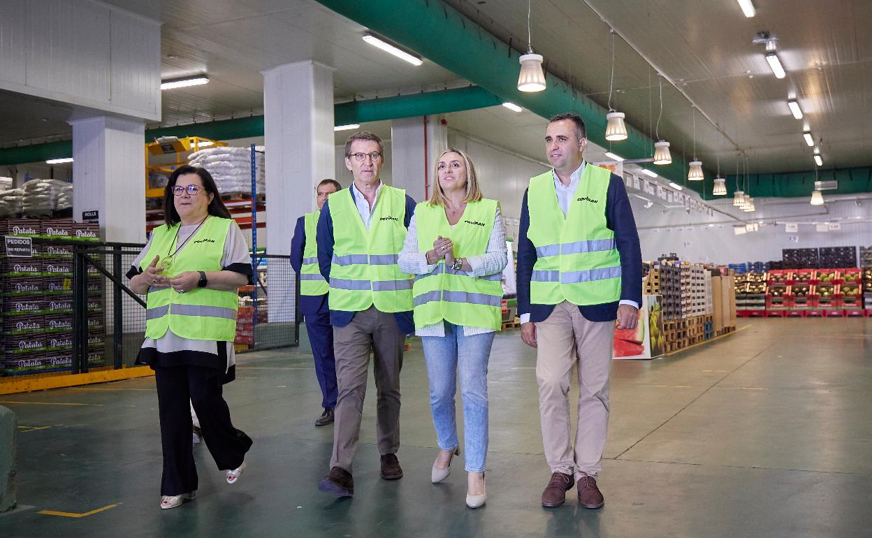 Feijóo en su visita a Covirán