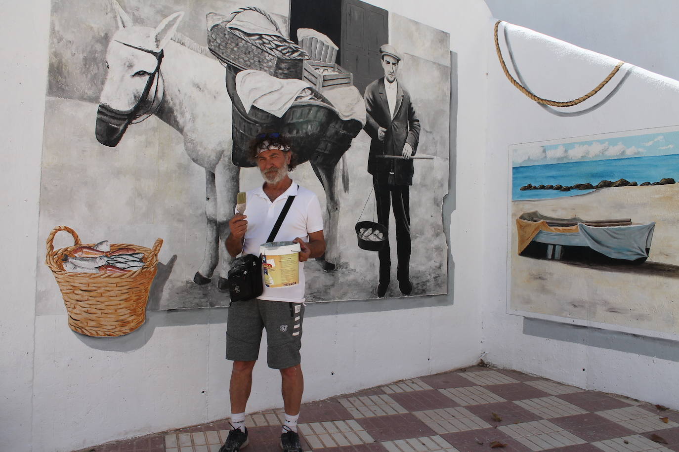 Indalecio, junto a unade sus obras.