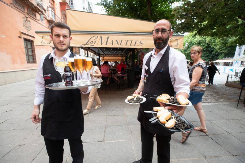 Dos profesionales del restaurante Los Manueles. 