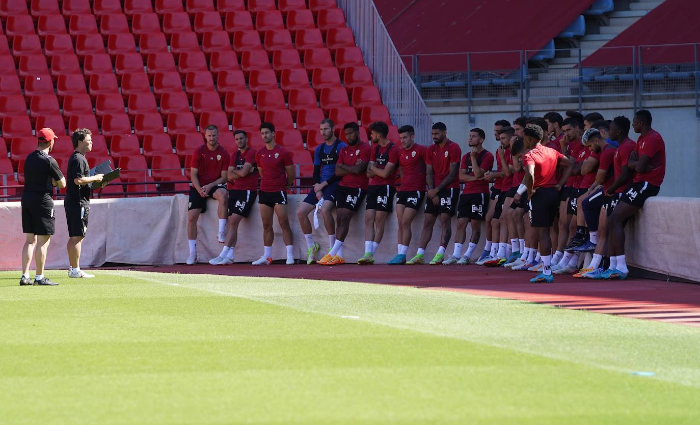 Rubi habla con sus jugadores, de ellos, 28 han actuado esta temporada. 