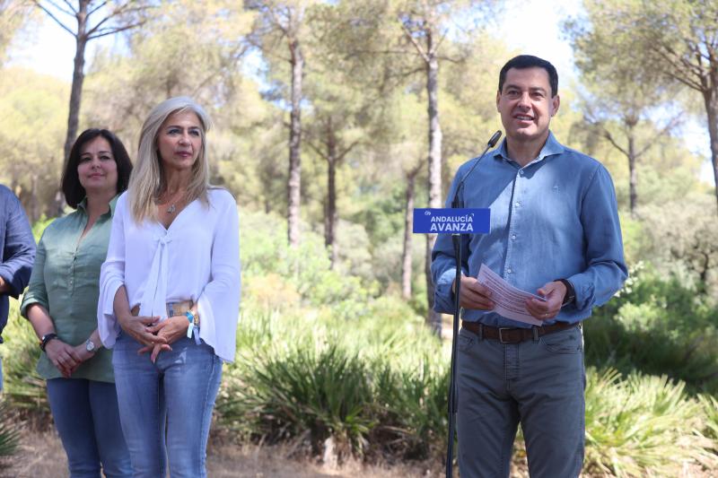 Juanma Moreno, candidato del PP a la Junta de Andalucía, en la Dehesa Matallana, en Lora del Río.