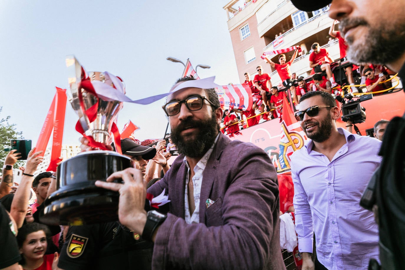 Mohamed El Assy con la copa de campeones de Segunda durante los festejos del ascenso. 