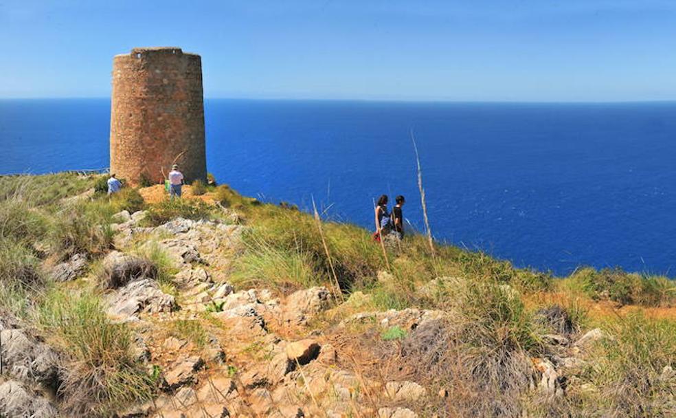 La torre vigía de los acantilados de Cerro Gordo, en Almuñécar