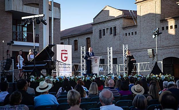 Asistentes al acto, que se celebró en la explanada del teatro. 