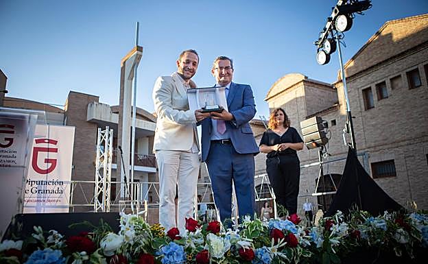 Liñán recibe el Pozo de Plata de manos de Entrena, 