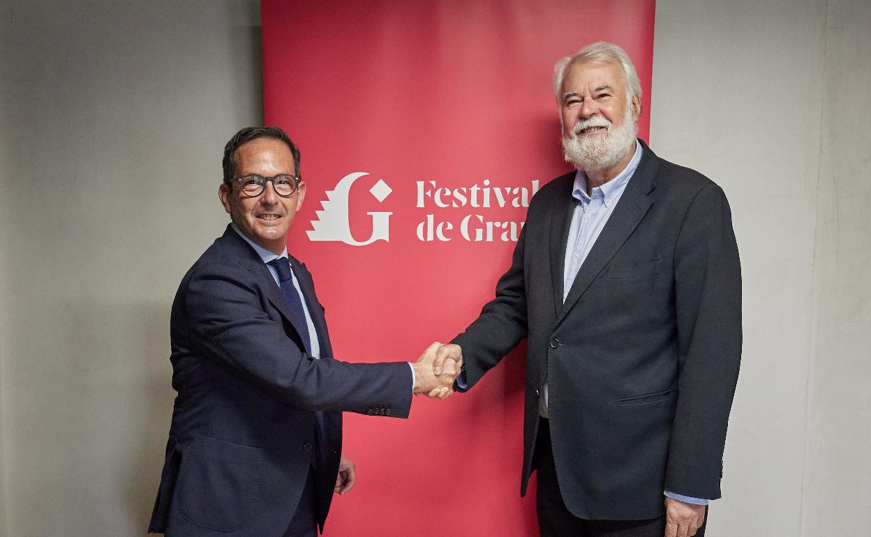 Jorge Juan Jiménez Luna, delegado Regional Sur, en nombre y representación de Red Eléctrica de España, S.A.U., y Antonio Moral Rubio, director del Festival de Granada. 