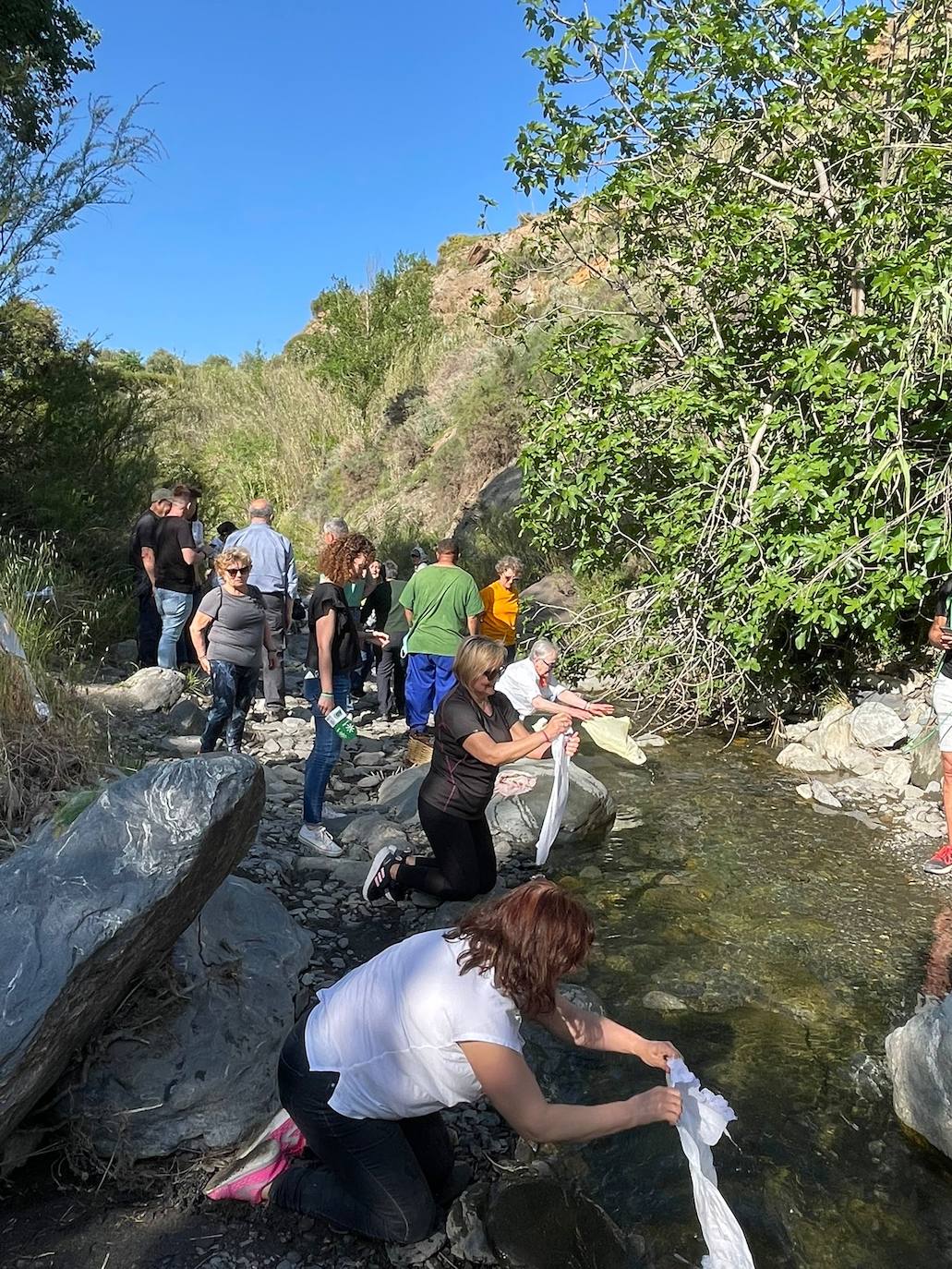 Lavando la ropa a mano como antaño.