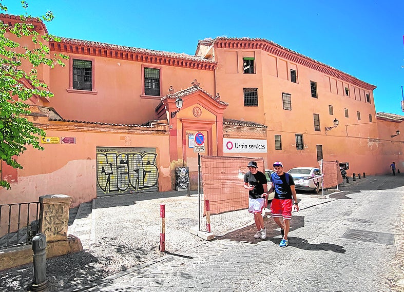 La Casa Ágreda, ya con la valla de obra visible desde el exterior. 