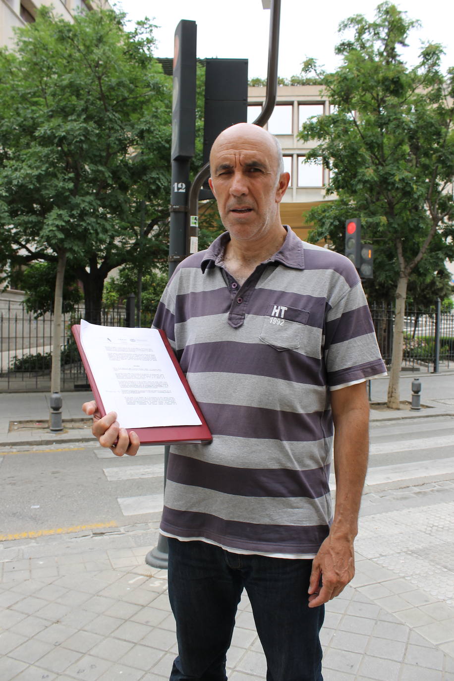 El profesor José Pérez muestra uno de los numerosos escrtitos que ha presentado. 