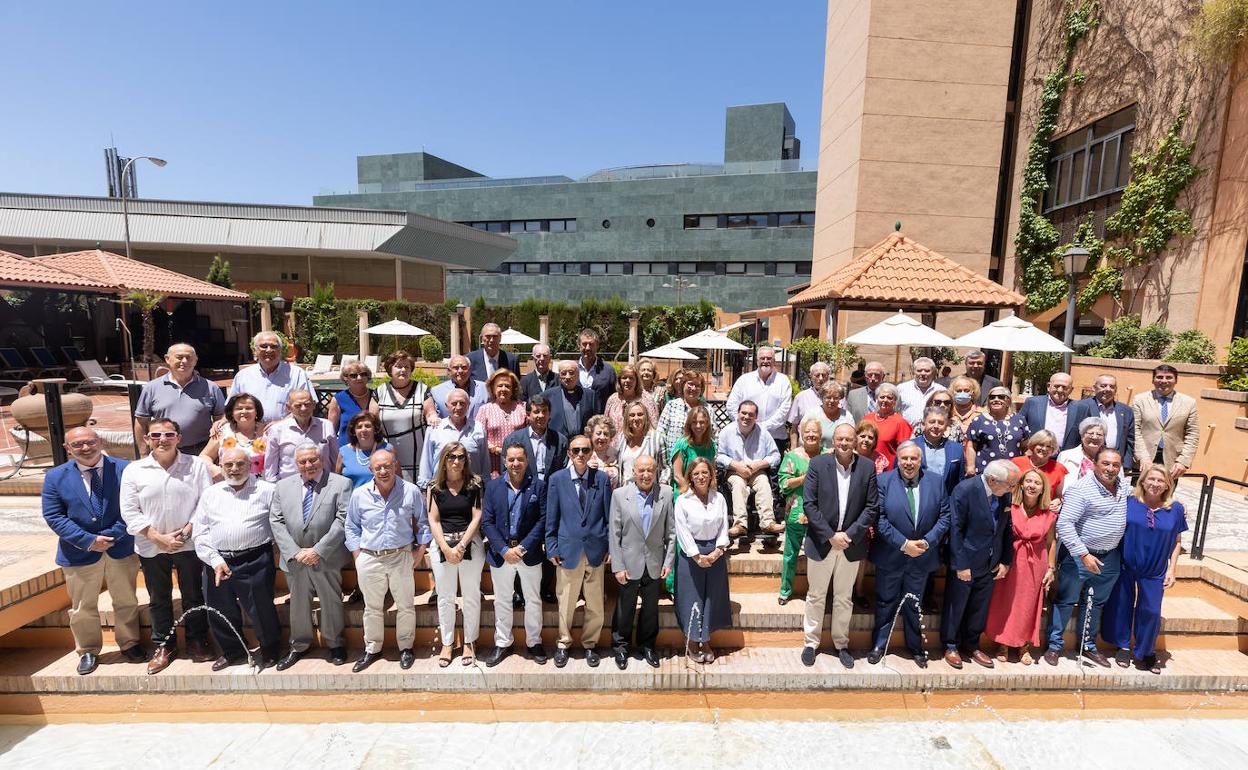 Foto de familia de los asistentes en el hotel Saray.