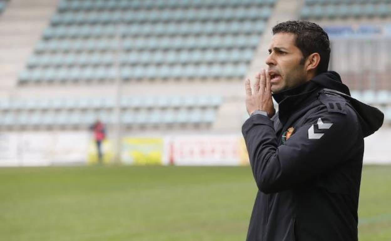 Javier Baraja dirige un partido en Valladolid. 