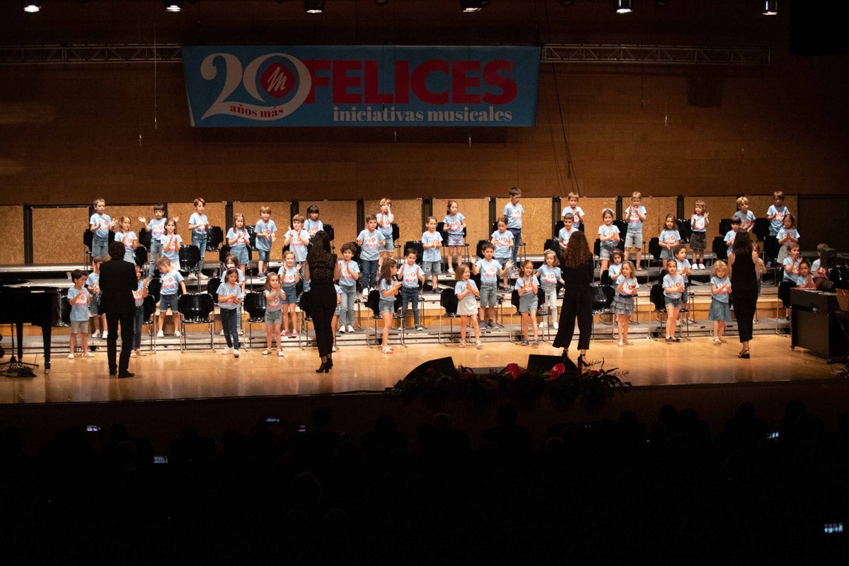 Los alumnos de Iniciativas musicales, sobre el escenario.