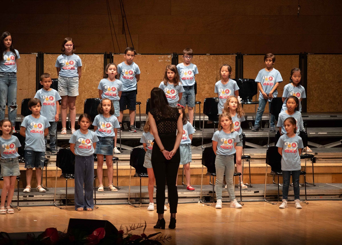 Los alumnos de Iniciativas musicales, sobre el escenario.
