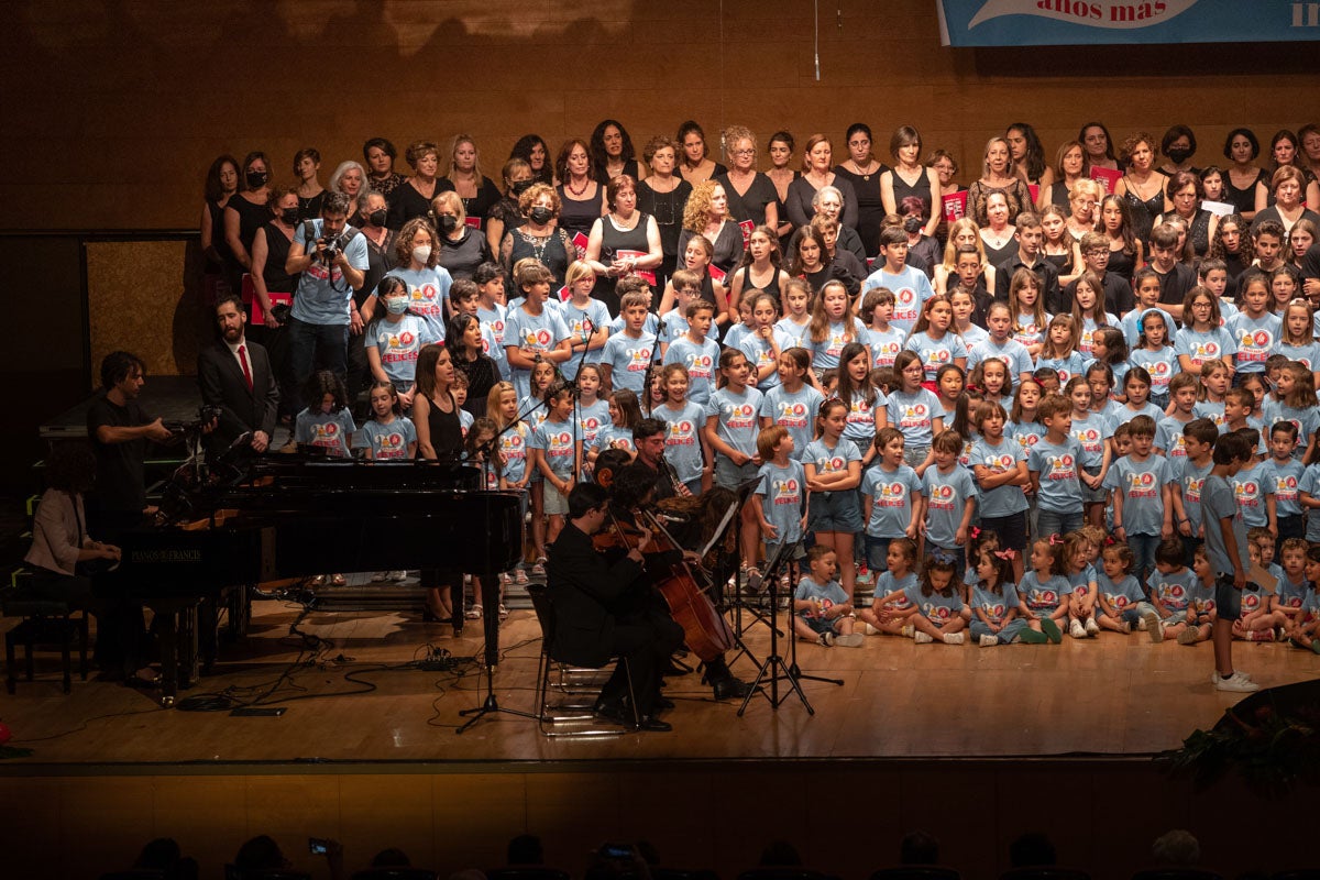 Los alumnos de Iniciativas musicales, sobre el escenario.