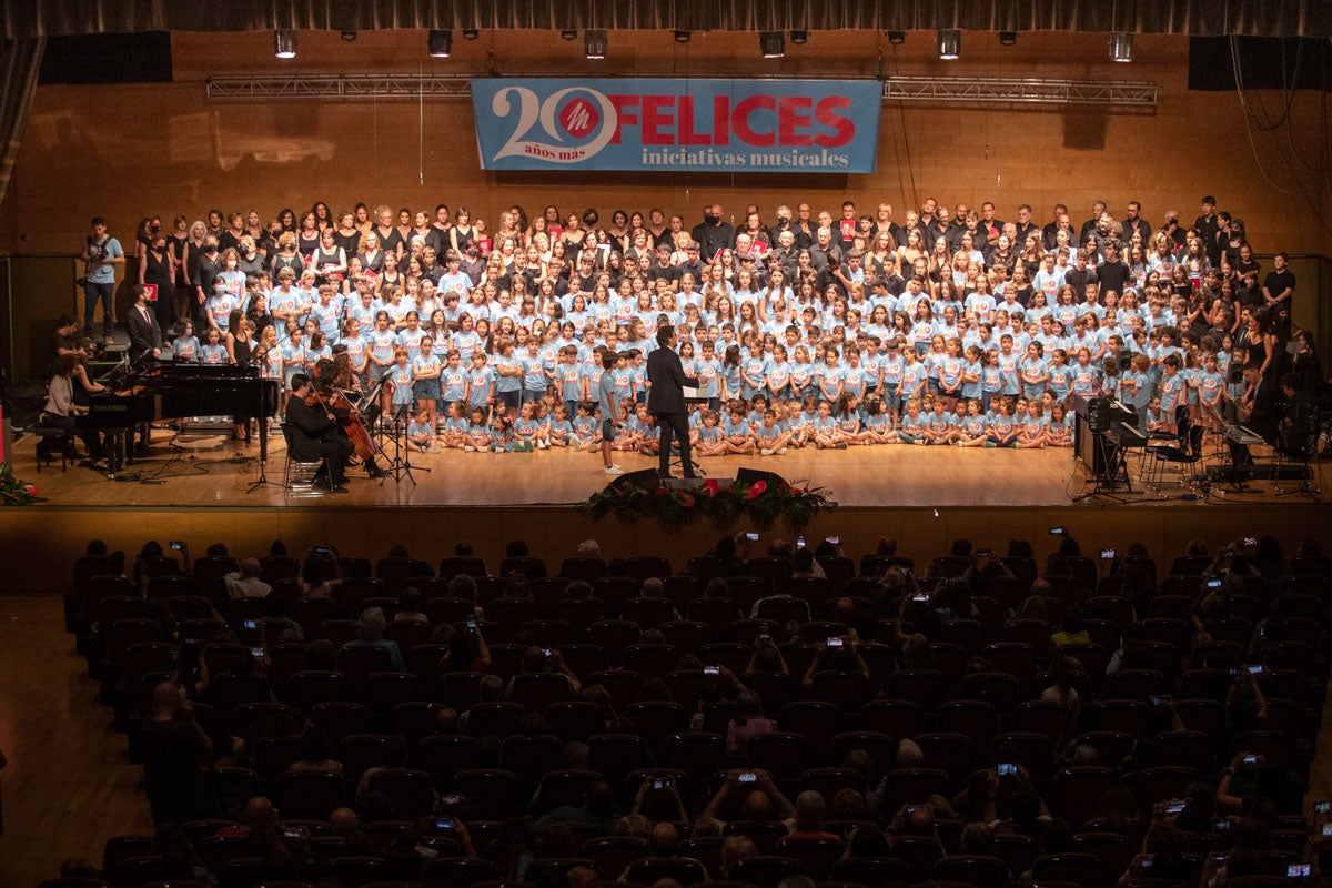 Los alumnos de Iniciativas musicales, sobre el escenario.