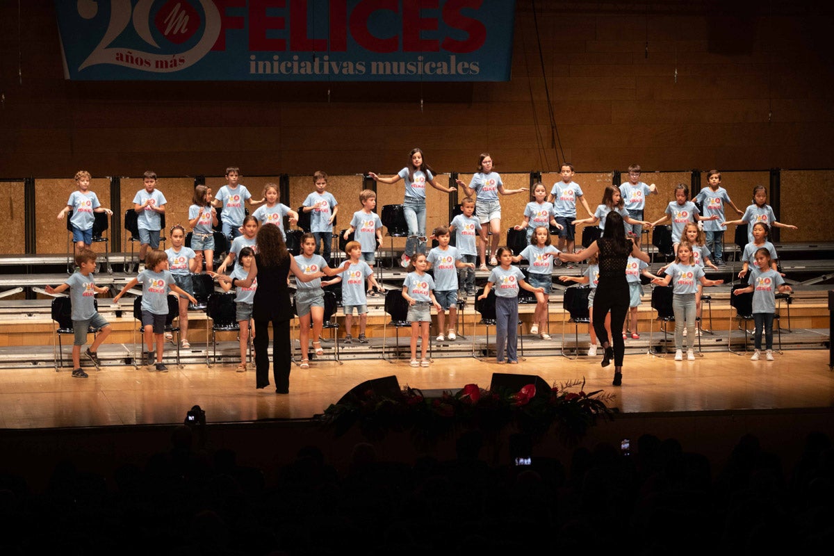 Los alumnos de Iniciativas musicales, sobre el escenario.