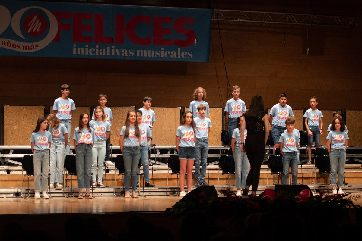 Los alumnos de Iniciativas musicales, sobre el escenario.