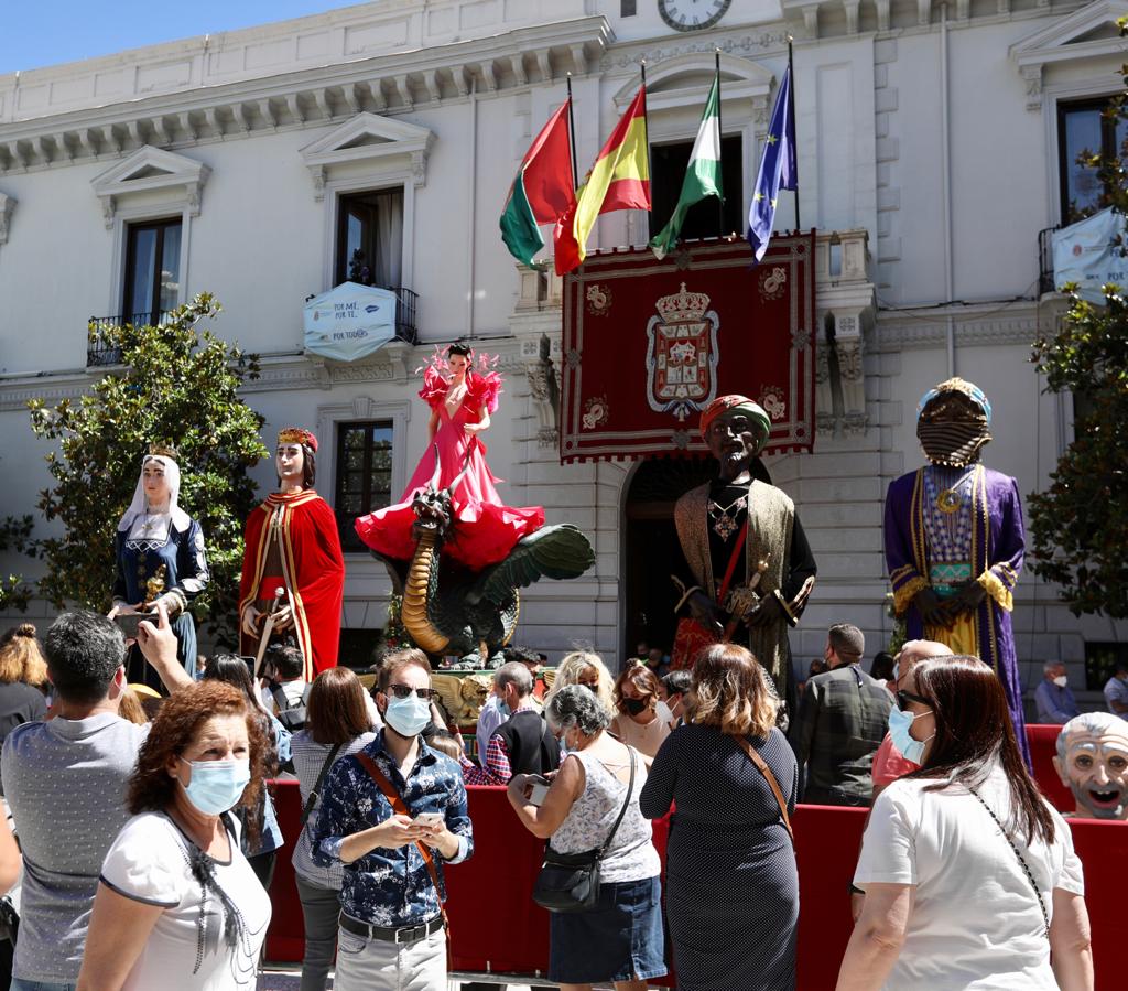 Desfile de la Tarasca en 2021, justo al salir a la Plaza del Carmen.