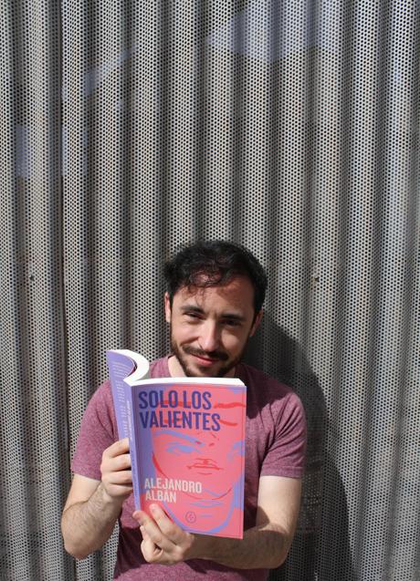 Imagen - Albán, con su libro. 