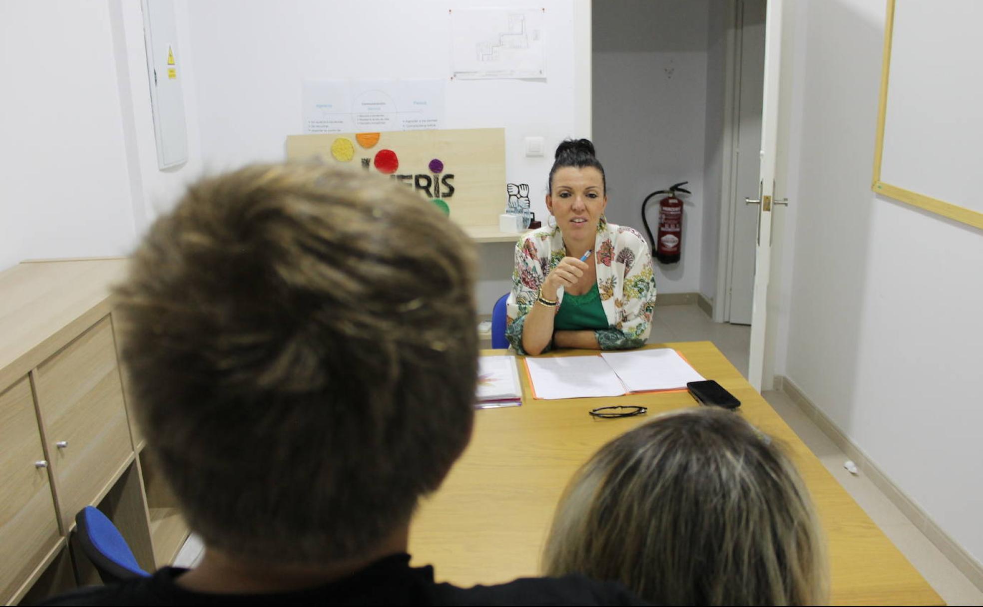 La piscóloga conversa con María y su hijo Gael, durante una sesión este mes de junio. 