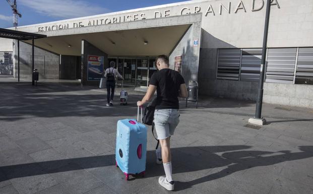 La Junta advierte de que «muchos ciudadanos de los pueblos» quedarán incomunicados con el nuevo mapa de buses 