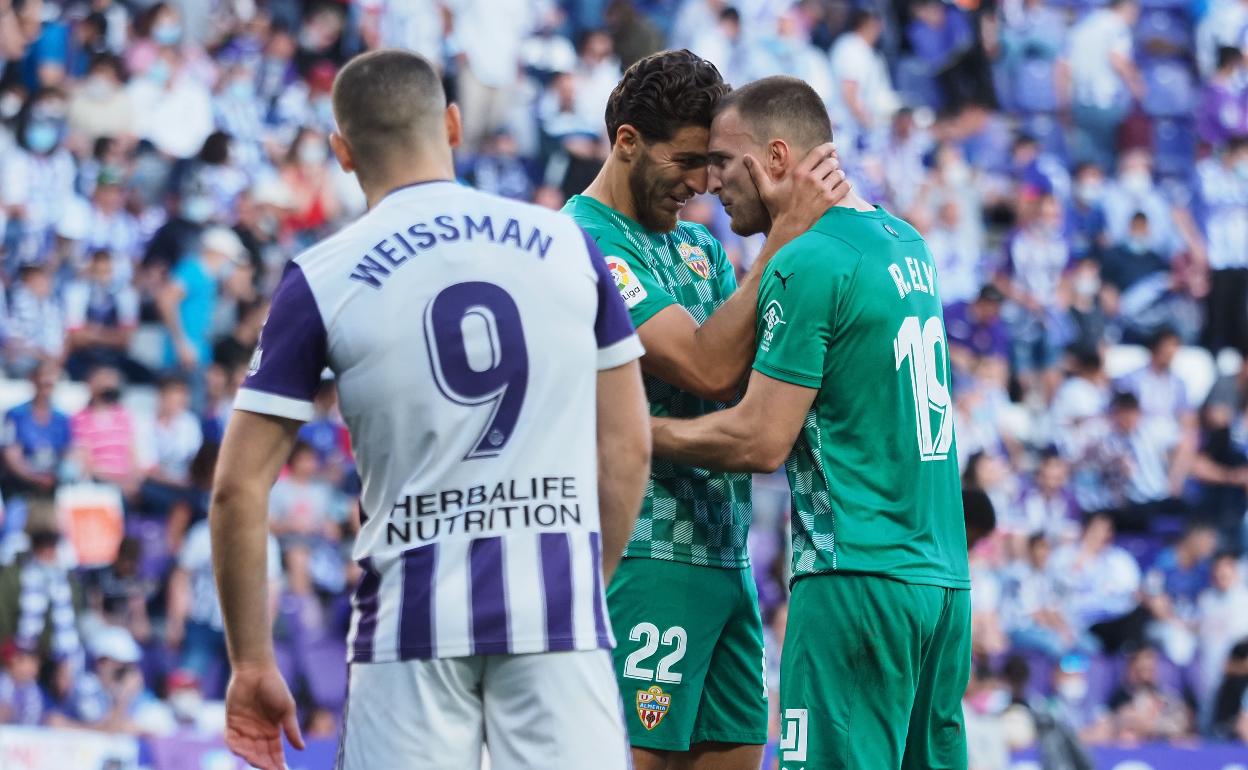 Babic y Ely celebran alguna jugada defensiva en el partido ante el otro ascendido directo a primera, el Real valladolid.