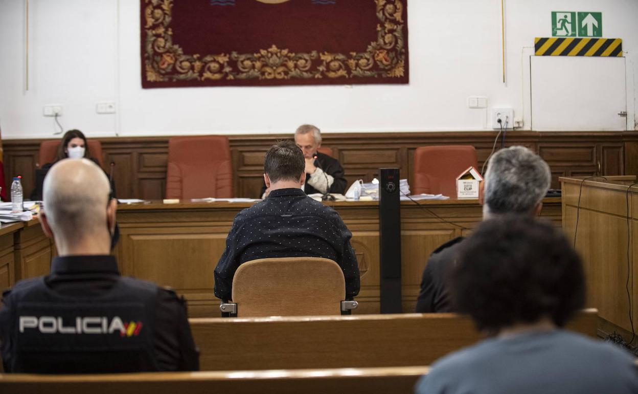 El acusado, durante una de las sesiones del juicio con jurado celebrado en la Audiencia de Granada en mayo. 