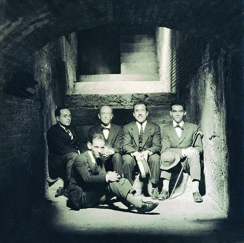 u Francisco García Lorca (delante), Adolfo Salazar, Manuel de Falla, Ángel Barrios y Federico García Lorca en los sótanos de la Alhambra (1921). 