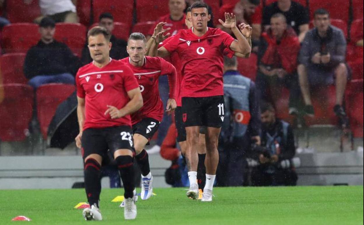 Myrto Uzuni calienta antes del inicio del partido. 