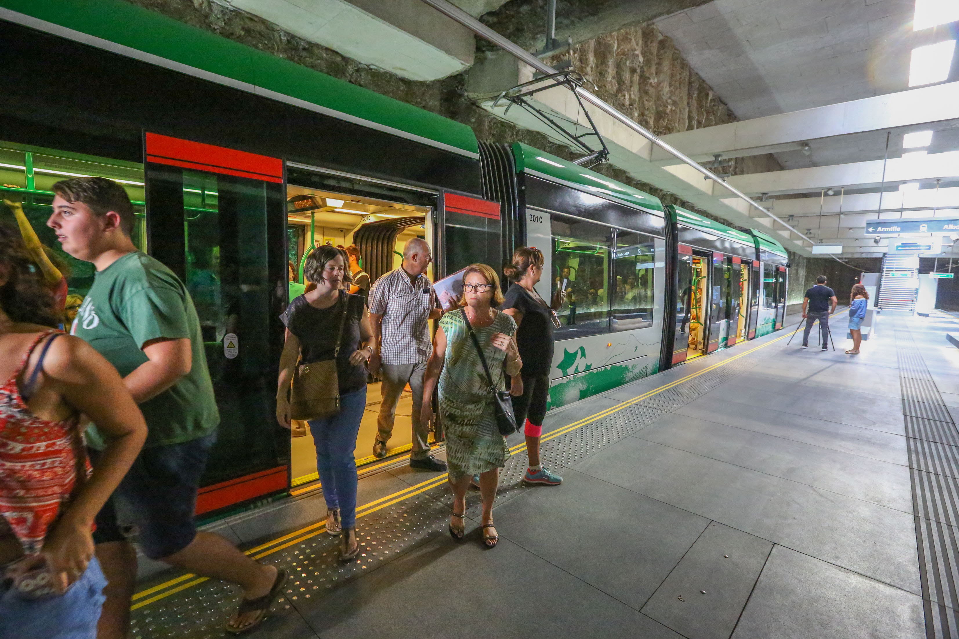 La huelga de autobuses en Granada incrementa la afluencia del metro en   usuarios | Ideal