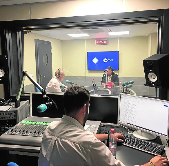 Imagen secundaria 2 - El candidato Noel López, junto a la ministra Isabel Rodríguez y distintos cargos del PSOE, en La Herradura; debajo en la reunión del consorcio Sierra Elvira; y a la derecha, en una entrevista en la Cope.