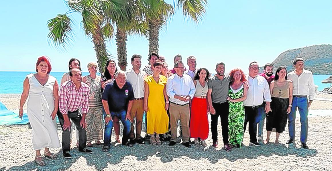 Imagen principal - El candidato Noel López, junto a la ministra Isabel Rodríguez y distintos cargos del PSOE, en La Herradura; debajo en la reunión del consorcio Sierra Elvira; y a la derecha, en una entrevista en la Cope.