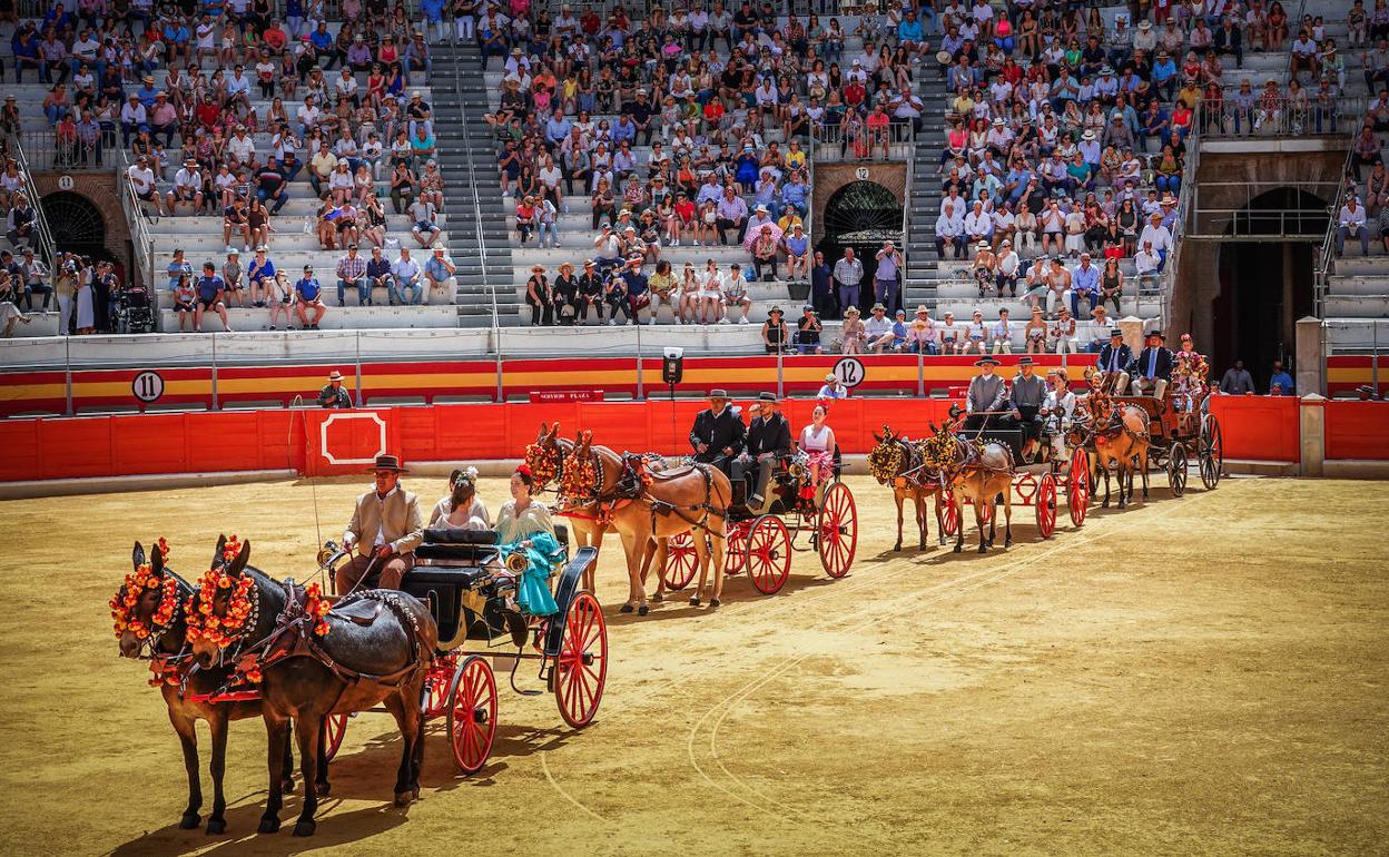 Entrada de los enganches de caballos, ayer, en la Monumental del Frascuelo