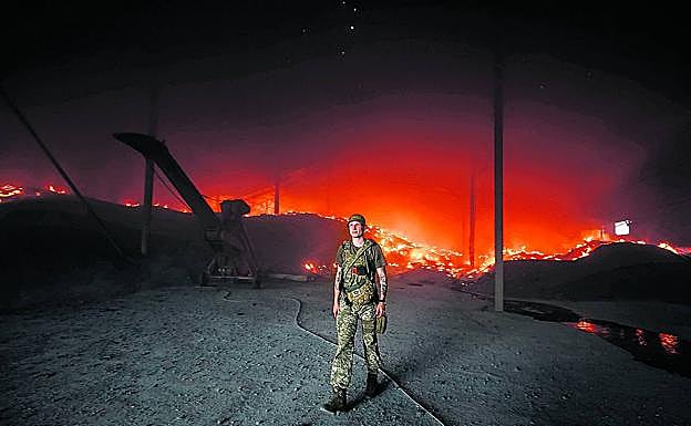 Un soldado ucraniano abandona un almacén de semillas en Donetsk bombardeado por los rusos. 