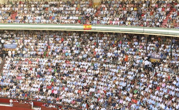Imagen principal - Dos orejas para José Tomas en una tarde de decepción por el mal juego de los Toros