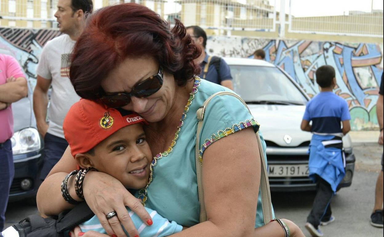 Foto de archivo de una mujer con un niño de acogida del Sáhara.
