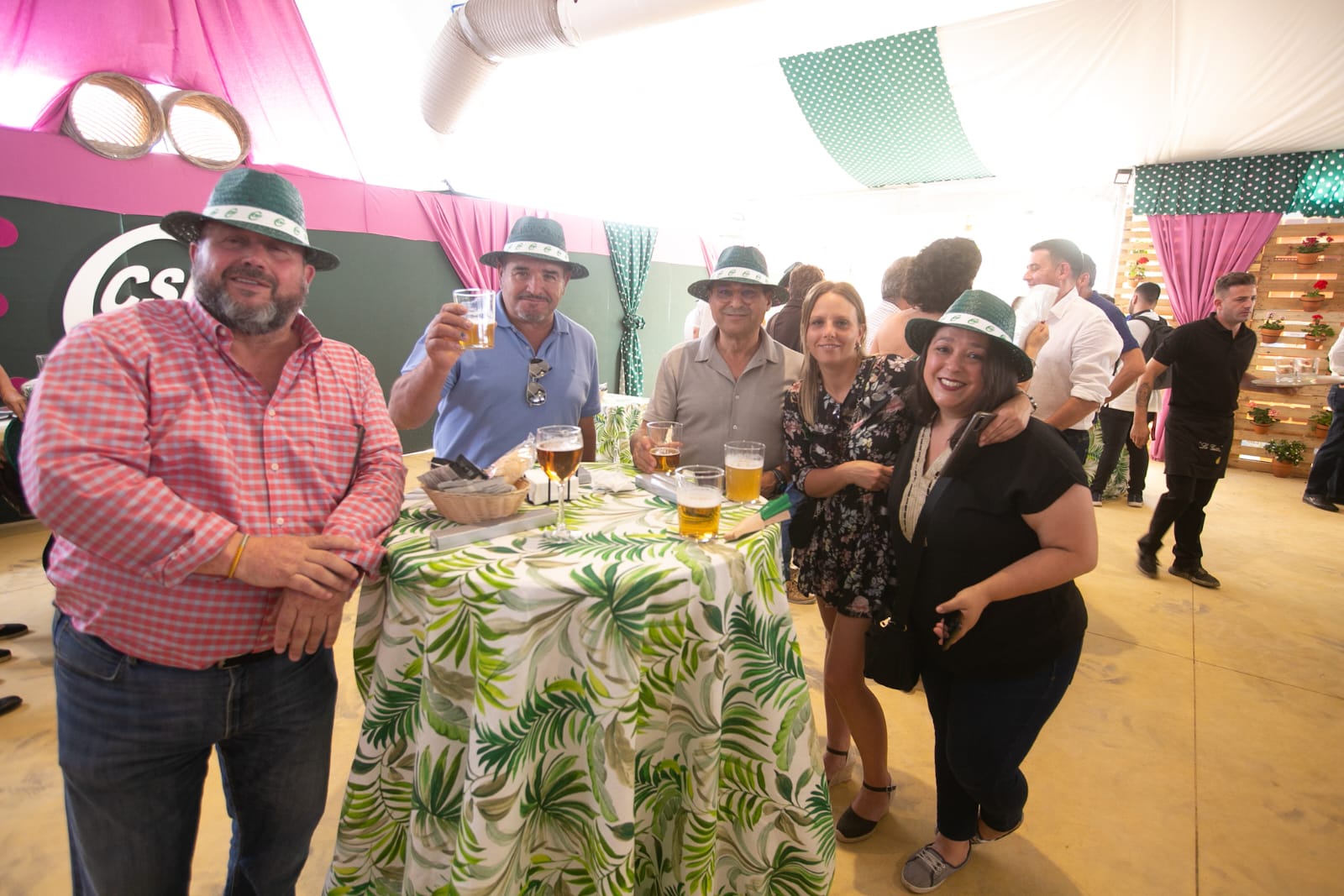 Los actos de inauguración dan color a la feria bajo un sol abrasador