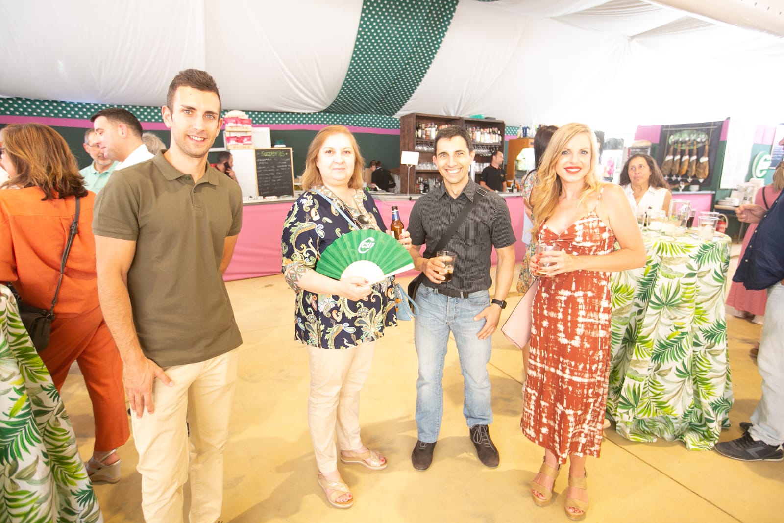 Los actos de inauguración dan color a la feria bajo un sol abrasador