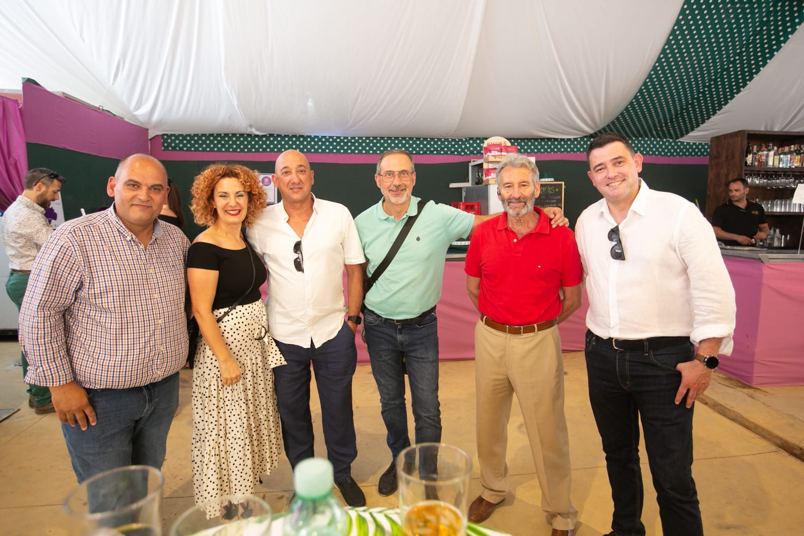 Los actos de inauguración dan color a la feria bajo un sol abrasador