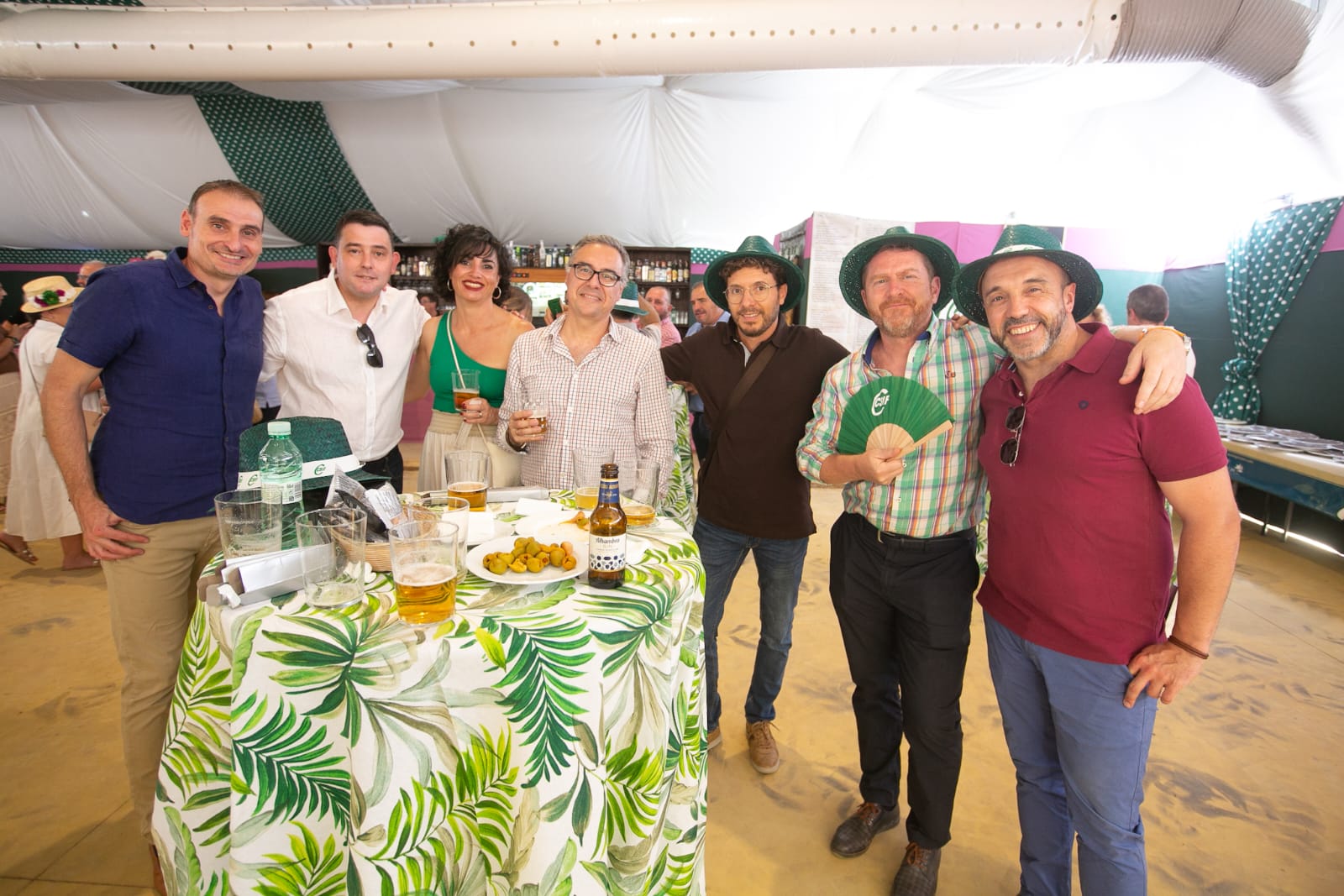 Los actos de inauguración dan color a la feria bajo un sol abrasador