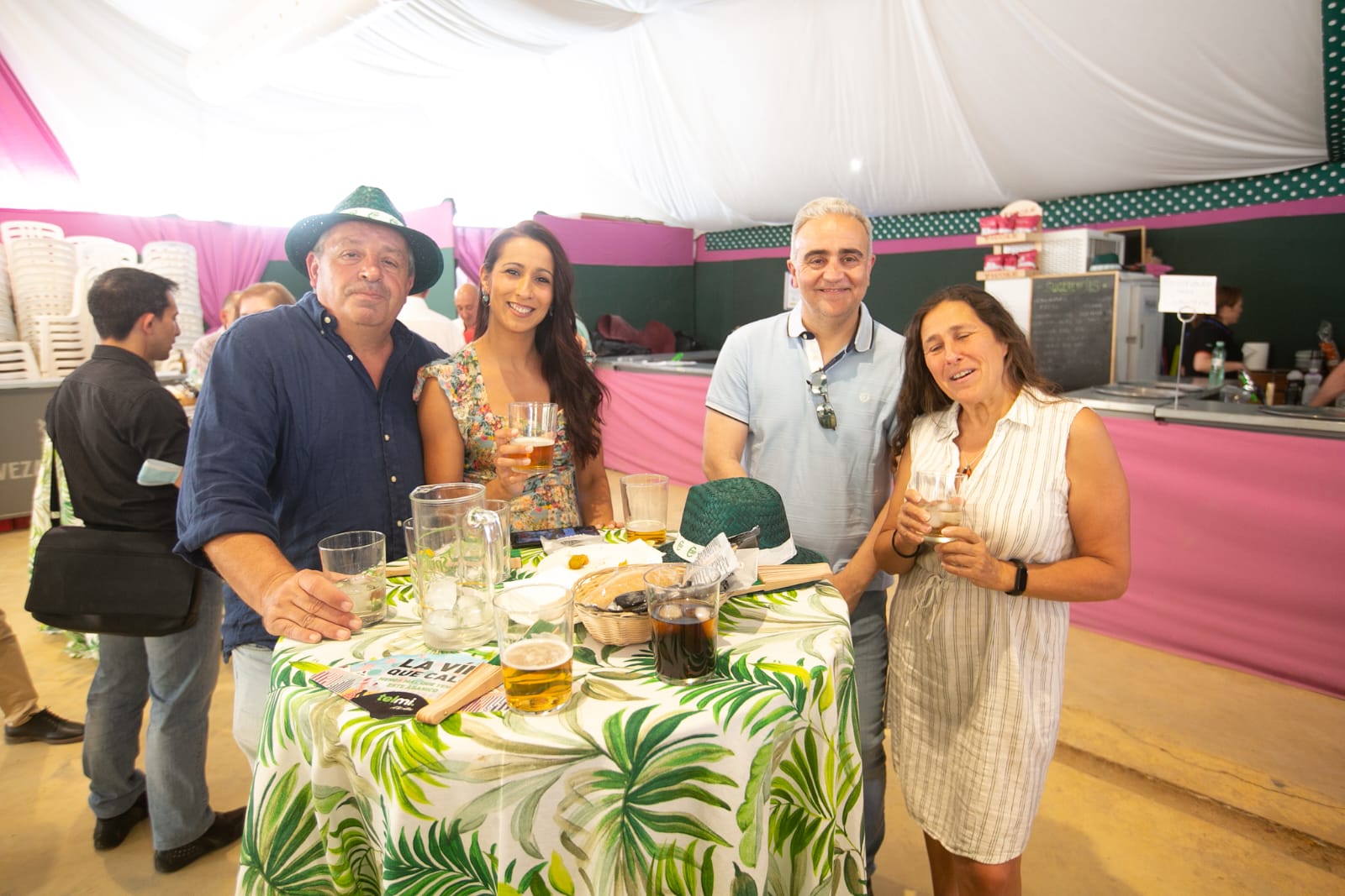 Los actos de inauguración dan color a la feria bajo un sol abrasador