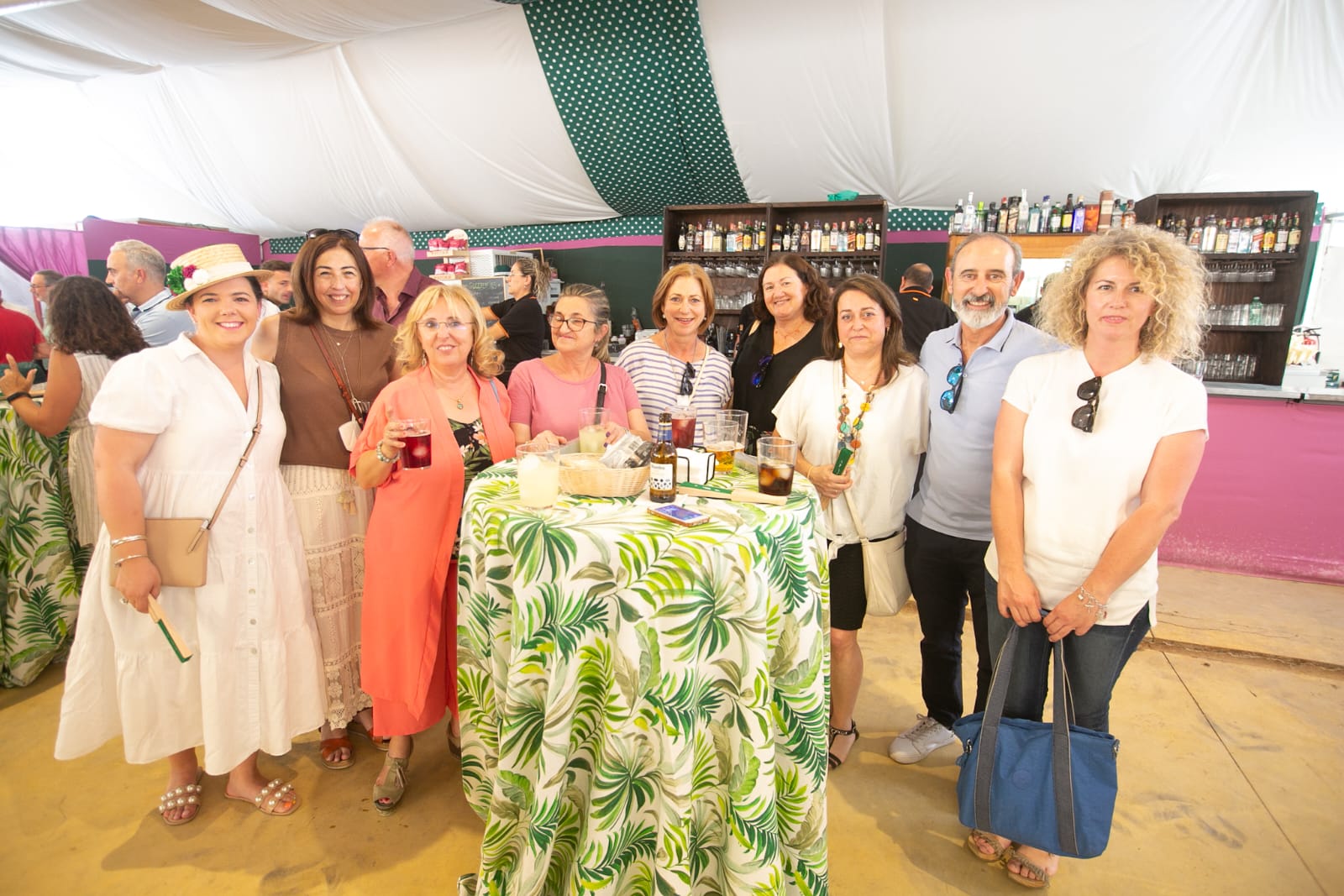 Los actos de inauguración dan color a la feria bajo un sol abrasador