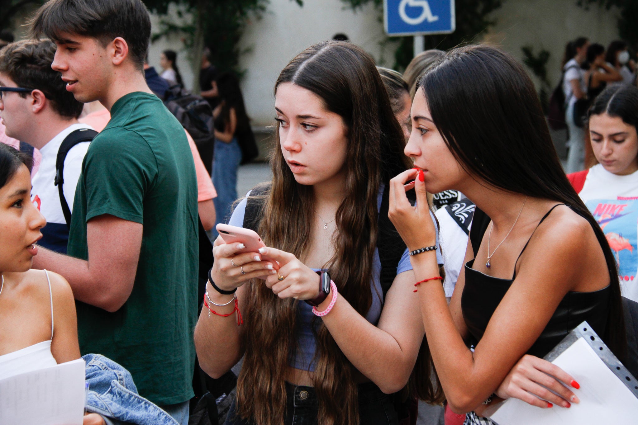 Estudiantes entran a la prueba de Selectividad en Granada